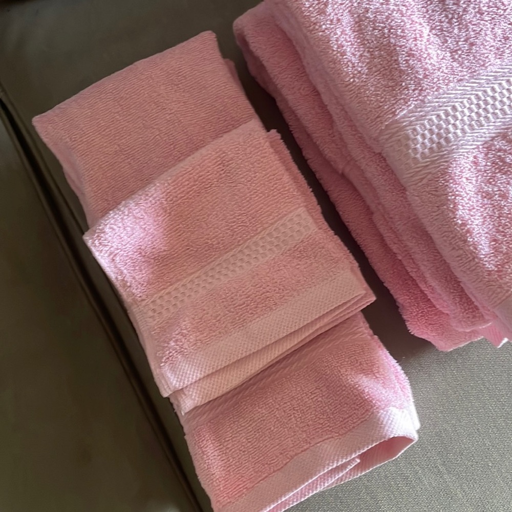 Six piece pink towel set